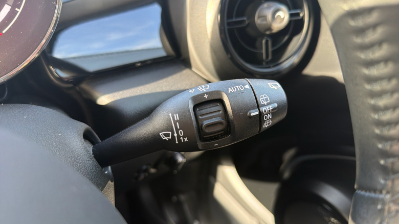 MINI Hatchback 1.5 Cooper Classic 3dr Auto Petrol Hatchback